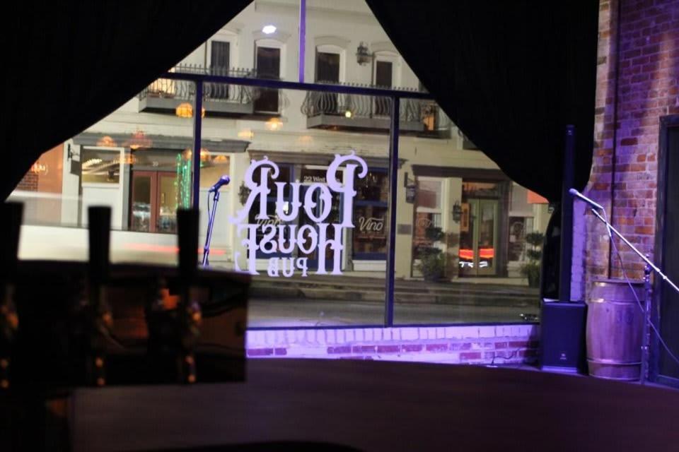 Eagle'S Landing Loft-Downtown Above Bull & Barrel Lägenhet Statesboro Exteriör bild