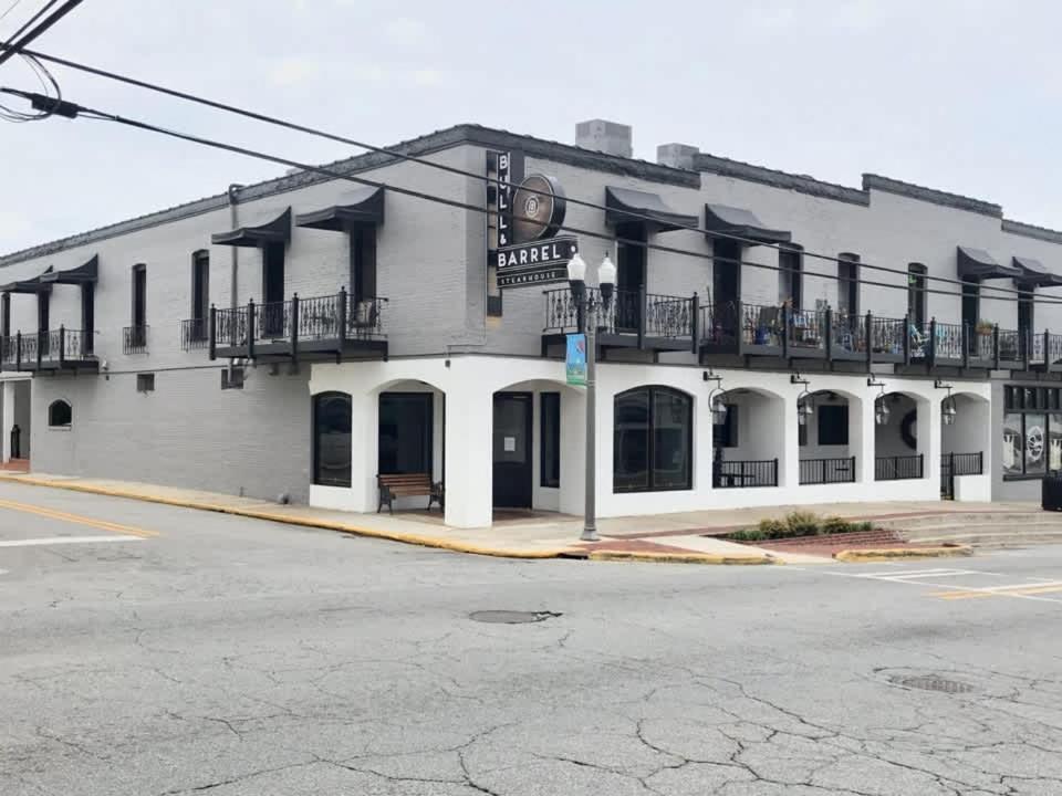 Eagle'S Landing Loft-Downtown Above Bull & Barrel Lägenhet Statesboro Exteriör bild